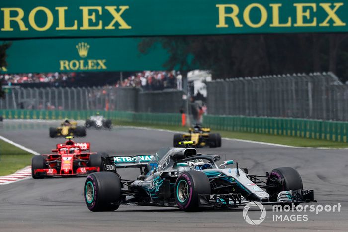 Valtteri Bottas, Mercedes AMG F1 W09 EQ Power+, Kimi Raikkonen, Ferrari SF71H 