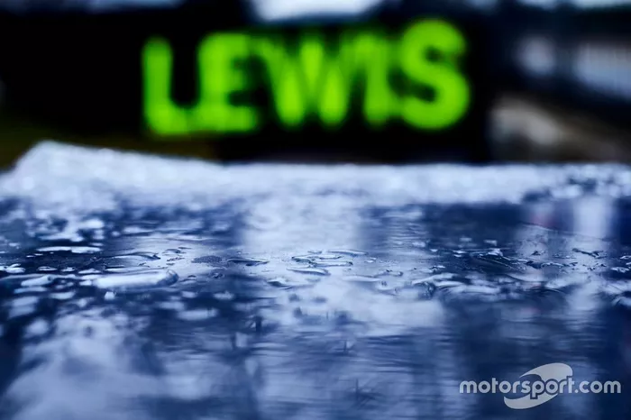 Pizarra de boxes: Lewis Hamilton, Mercedes AMG