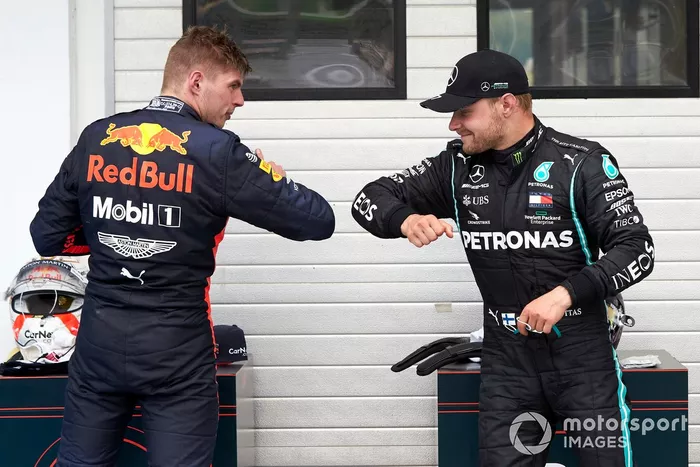 Valtteri Bottas, Mercedes-AMG Petronas F1, choca los codos con Max Verstappen, Red Bull Racing 