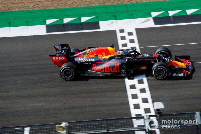 Ganador Max Verstappen, Red Bull Racing RB16 cruza la meta