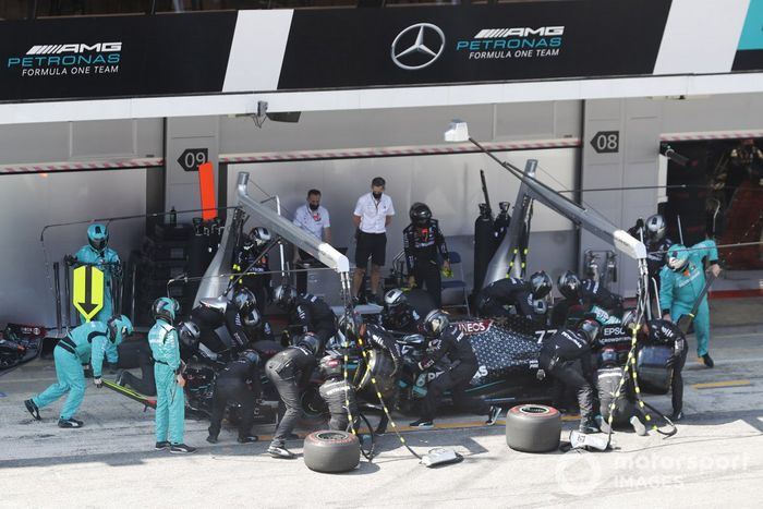 Valtteri Bottas, Mercedes F1 W11 EQ Performance, pit stop