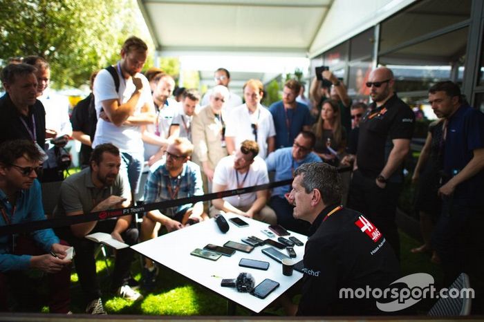 Gunter Steiner, Director de Haas F1, lleva a los periodistas
