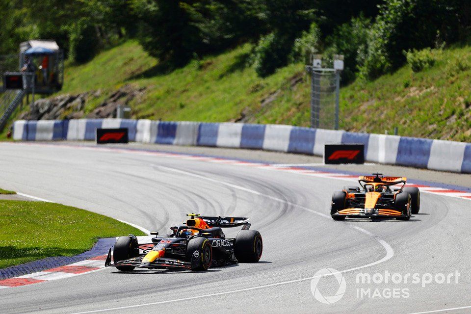 Sergio Perez, Red Bull Racing RB20, Oscar Piastri, McLaren MCL38