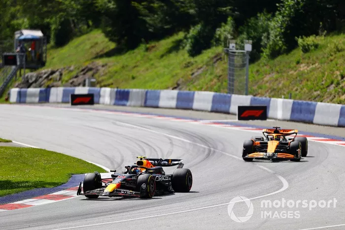 Sergio Pérez, Red Bull Racing RB20, Oscar Piastri, McLaren MCL38