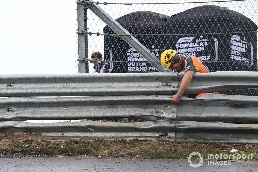 Un comisario inspecciona una sección de la barrera Armco tras el accidente de Logan Sargeant, Williams FW46