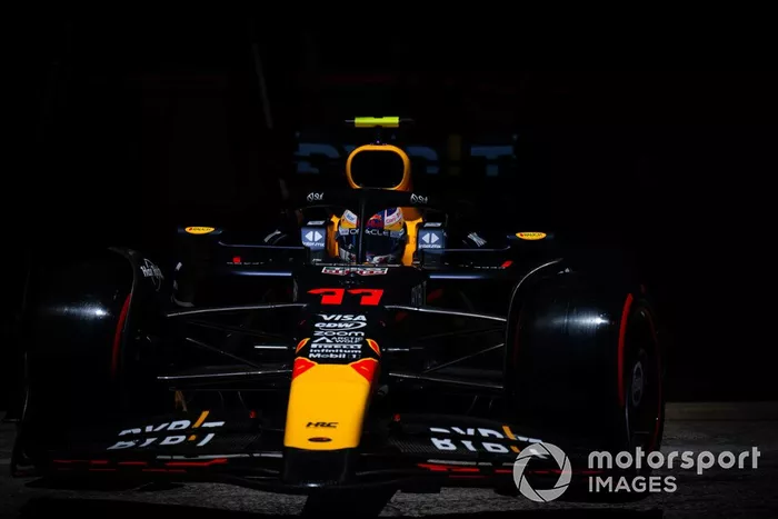 Sergio Pérez, Red Bull Racing RB20, sale del garaje