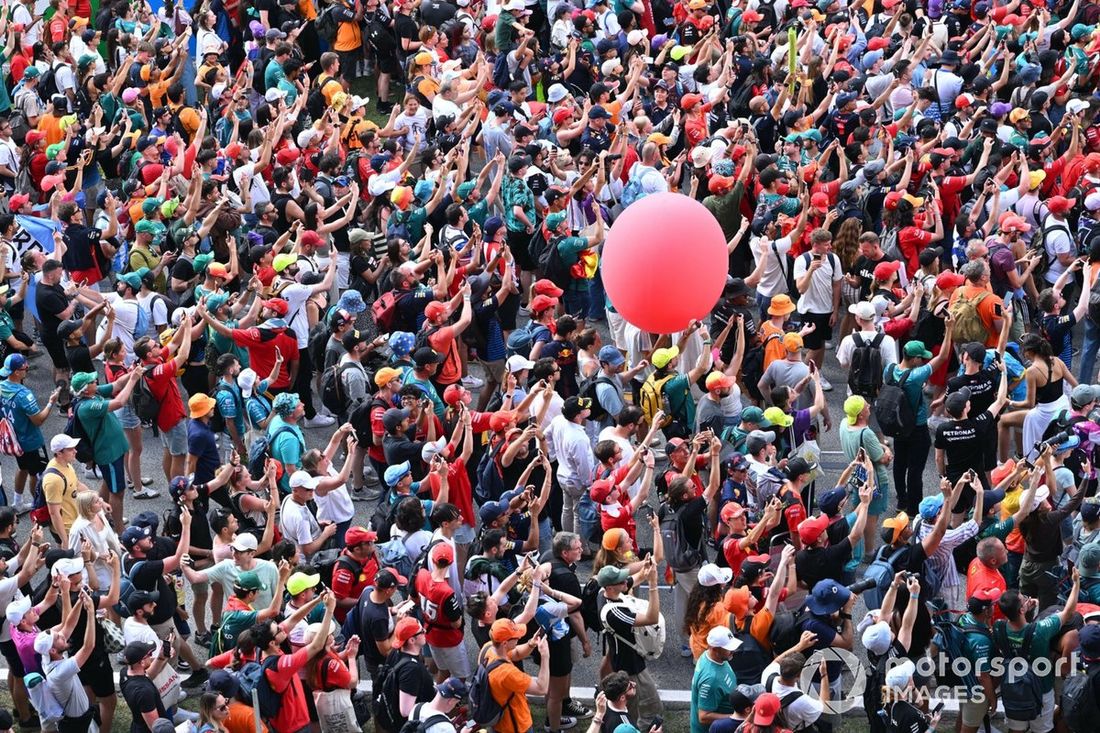 Fani wtargnęli na tor, aby obejrzeć ceremonię podium