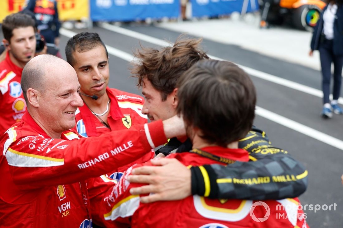 Charles Leclerc, Scuderia Ferrari, 1ª posición, celebra con su equipo en Parc Ferme 