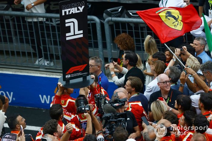 Los miembros del equipo Ferrari celebran la ceremonia del podio