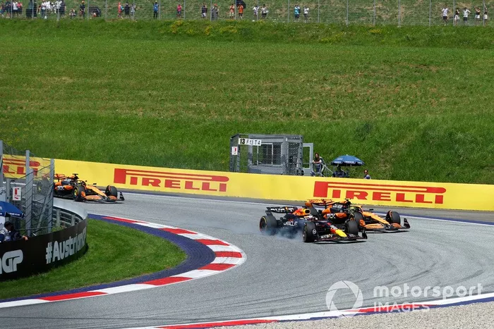 Max Verstappen, Red Bull Racing RB20, se bloquea con Lando Norris, McLaren MCL38 justo detrás.
