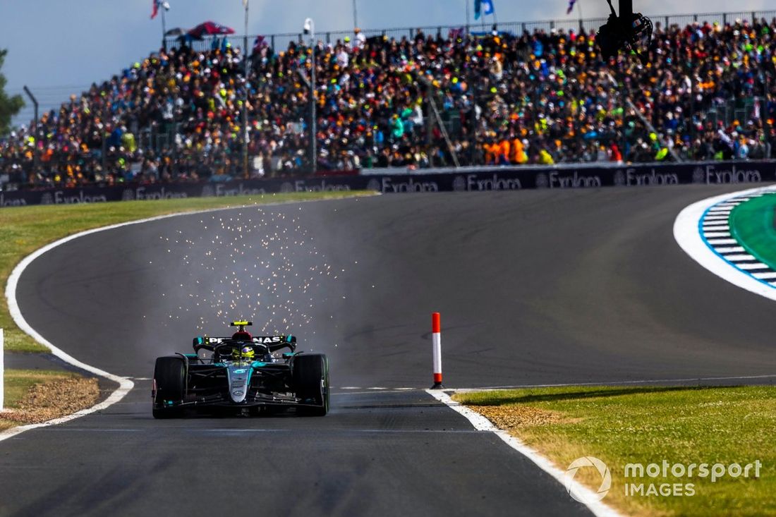 Lewis Hamilton, Mercedes F1 W15, echa chispas