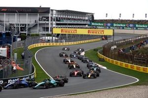Alex Albon, Williams FW45, Fernando Alonso, Aston Martin AMR23, Carlos Sainz, Ferrari SF-23, Sergio Pérez, Red Bull Racing RB19, Charles Leclerc, Ferrari SF-23, el resto de la parrilla en la salida.