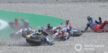 Caótica salida en Barcelona con bandera roja y grave atropello a Bagnaia