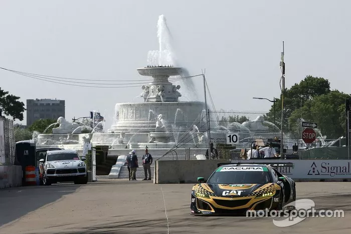 #57 Heinricher Racing w/Meyer Shank Racing Acura NSX GT3, GTD: Katherine Legge, Christina Nielsen