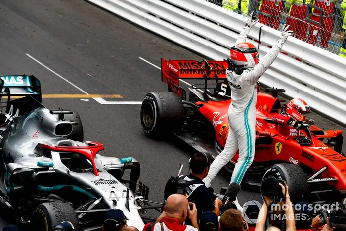 Ganador de la carrera Lewis Hamilton, Mercedes AMG F1 celebra en Parc Ferme 