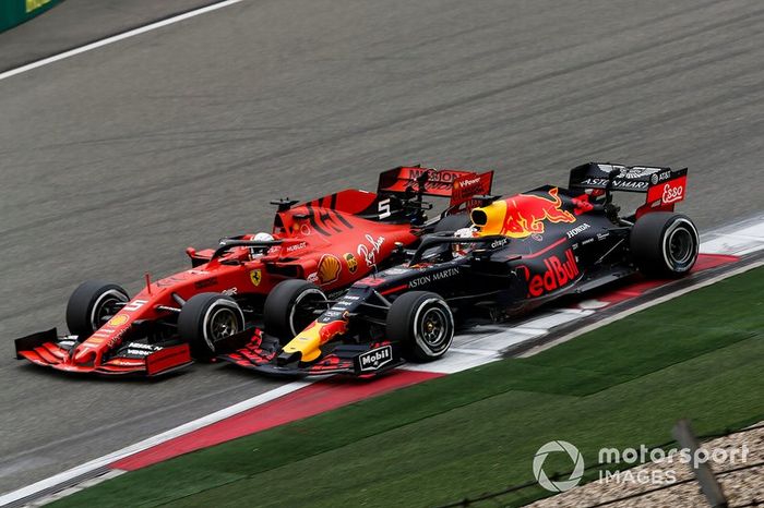 Sebastian Vettel, Ferrari SF90 lucha con Max Verstappen, Red Bull Racing RB15
