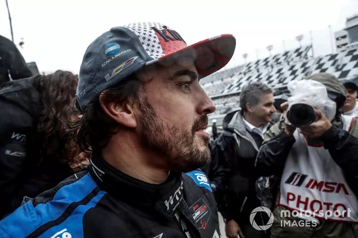 Fernando Alonso es felicitado tras su victoria en Daytona