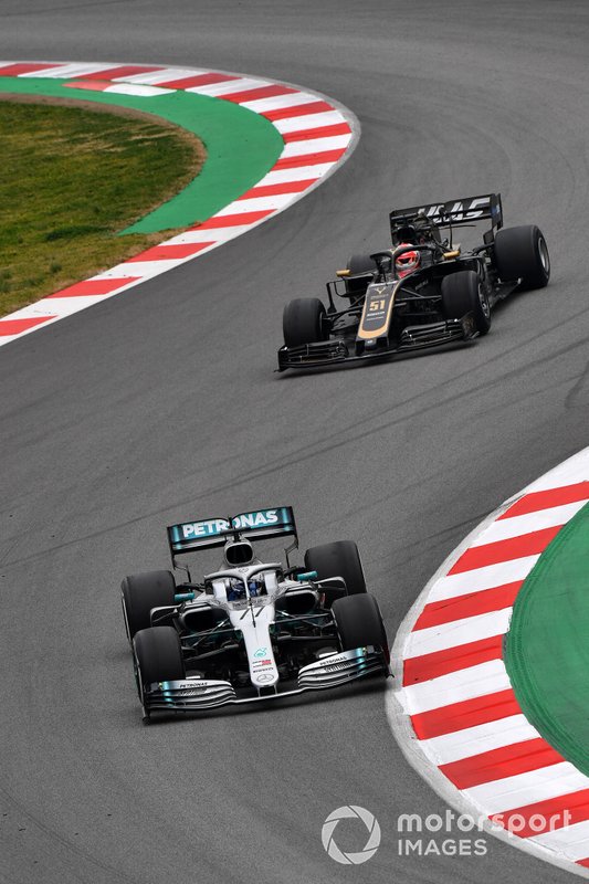 Valtteri Bottas, Mercedes-AMG F1 W10 y Pietro Fittipaldi, Haas F1 Team VF-19
