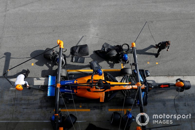 Lando Norris, McLaren MCL34, pit stop
