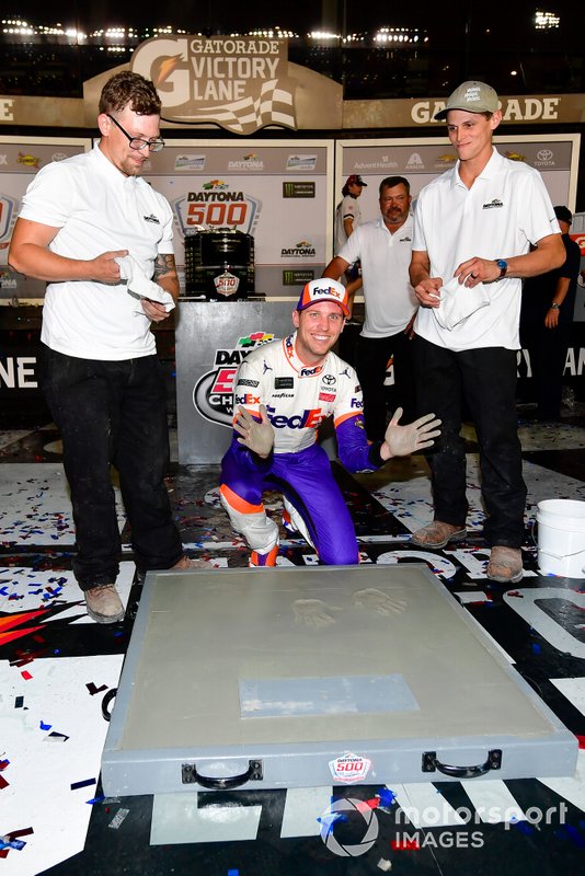 Denny Hamlin, Joe Gibbs Racing, Toyota Camry FedEx Express celebrates in victory lane