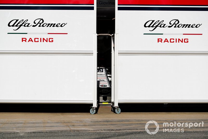 Alfa Romeo Racing garage screens