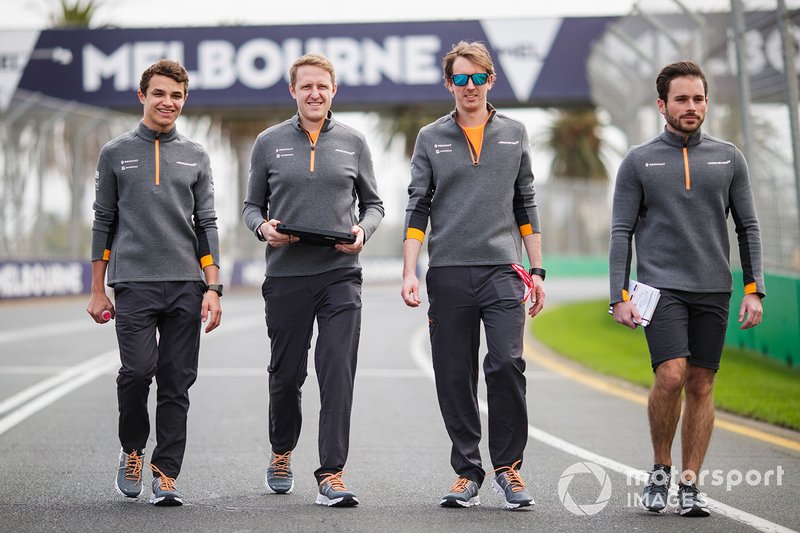 Lando Norris, McLaren, ispeziona il circuito