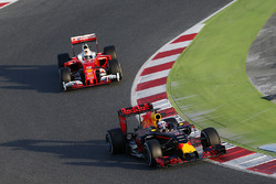 Daniel Ricciardo, Red Bull Racing RB12 leads Sebastian Vettel, Ferrari SF16-H