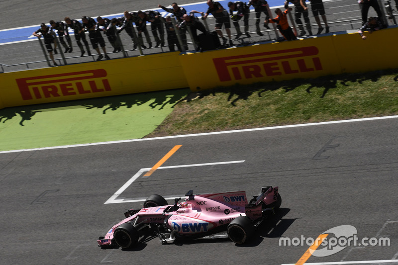 Sergio Pérez, Sahara Force India VJM10 cruza la línea de meta