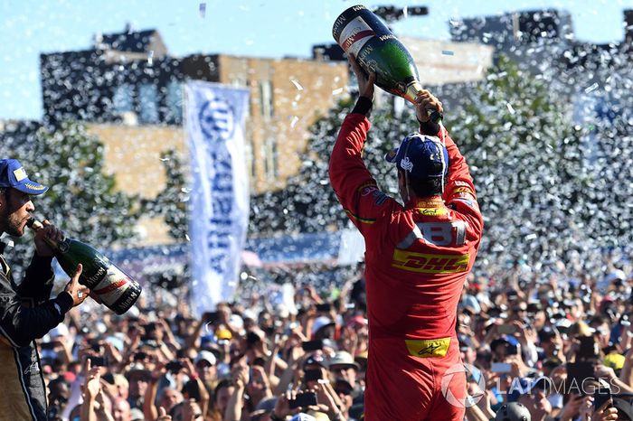 Lucas di Grassi, ABT Schaeffler Audi Sport, rocía el champán en el podio