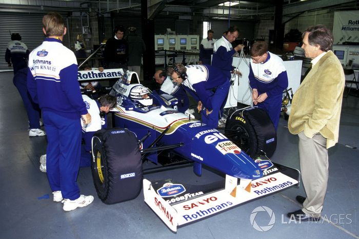 Riccardo Patrese a punto de salir a pista con el Williams Renault FW18 campeón del mundo (1996)