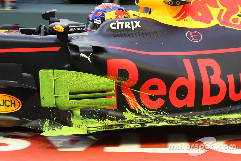 Max Verstappen, Red Bull Racing RB13, aero paint on barge board