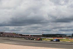 Daniel Ricciardo, Red Bull Racing RB13, Marcus Ericsson, Sauber C36