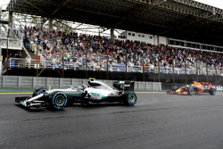 Нико Росберг, Mercedes AMG F1 W07 Hybrid, и Макс Ферстаппен, Red Bull Racing RB12