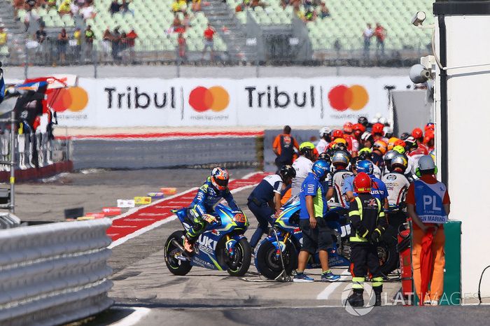 Alex Rins, Team Suzuki MotoGP, pit lane