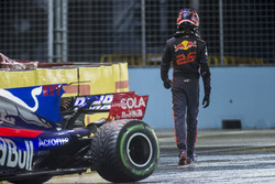 Daniil Kvyat, Scuderia Toro Rosso, marche à côté de sa voiture accidentée
