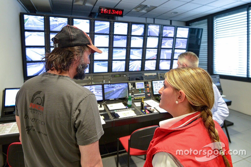 Keanu Reeves visita sala de controle de Mugello