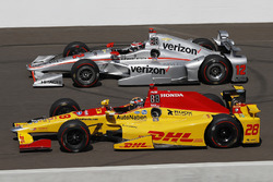 Ryan Hunter-Reay, Andretti Autosport, Honda; Will Power, Team Penske, Chevrolet