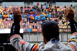 Fernando Alonso, McLaren, saluda a sus fans que están en tribuna