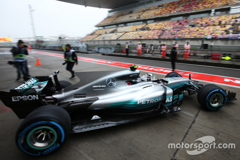 Valtteri Bottas, Mercedes AMG F1 W08, leaves the garage