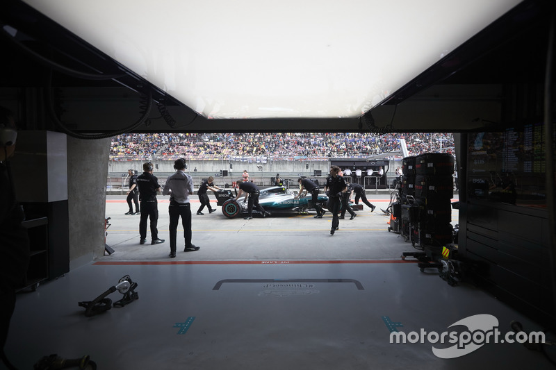 Engineers recover the car of Valtteri Bottas, Mercedes AMG F1 W08, from the pit lane