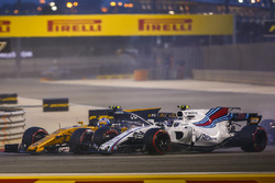 Jolyon Palmer, Renault RS 17, en lutte avec Lance Stroll, Williams FW40