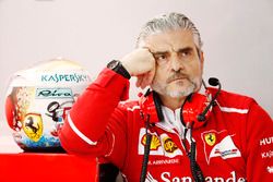 Maurizio Arrivabene, Team Principal, Ferrari con el casco de Sebastian Vettel