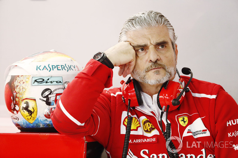 Maurizio Arrivabene, Team Principal, Ferrari avec le casque de Sebastian Vettel