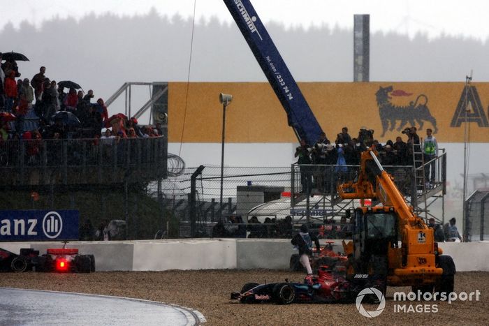 Vitantonio Liuzzi,  Scuderia Toro Rosso STR2, sufre un accidente