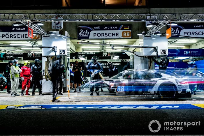 #88 Proton Competition Porsche 911 RSR: Thomas Preining, Dominique Bastien, Adrien De Leener