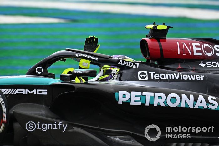 Lewis Hamilton, Mercedes F1 W15, saluda a los aficionados al final de la FP1