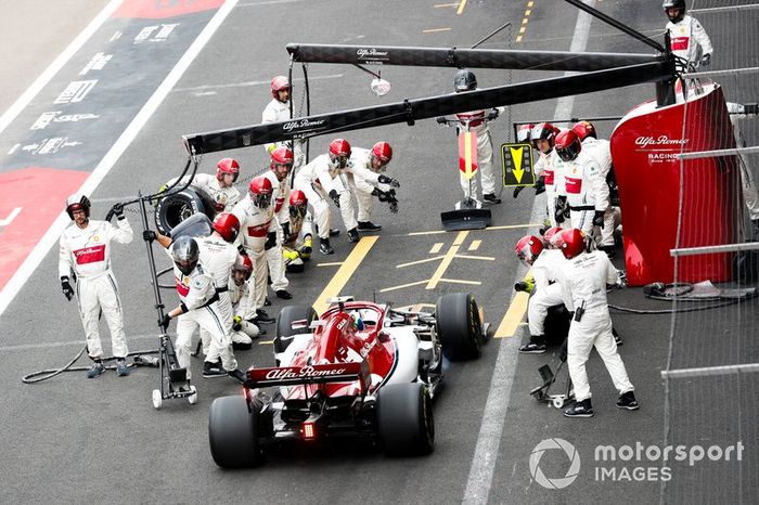 Antonio Giovinazzi, Alfa Romeo Racing C38 pit stop