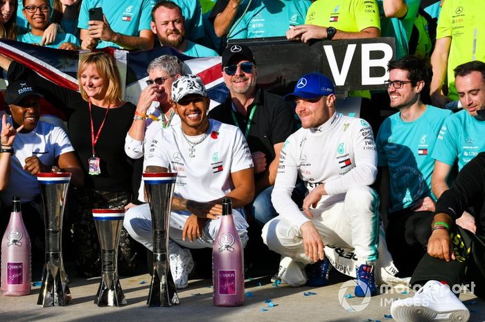 Lewis Hamilton, Mercedes AMG F1, Valtteri Bottas, Mercedes AMG F1, y el equipo Mercedes lo celebra