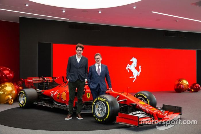 Mattia Binotto, director del equipo Ferrari y Louis Camilleri, Ferrari