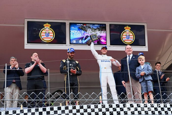 Podio: tercer lugar Jean-Eric Vergne, DS Techeetah, ganador Stoffel Vandoorne, Mercedes-Benz EQ